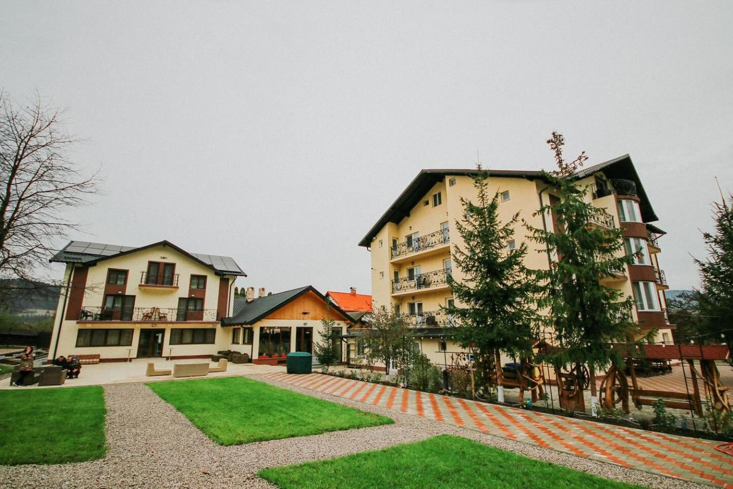 ホテル Complex Turistic Constantin Bucovina Câmpulung Moldovenesc エクステリア 写真